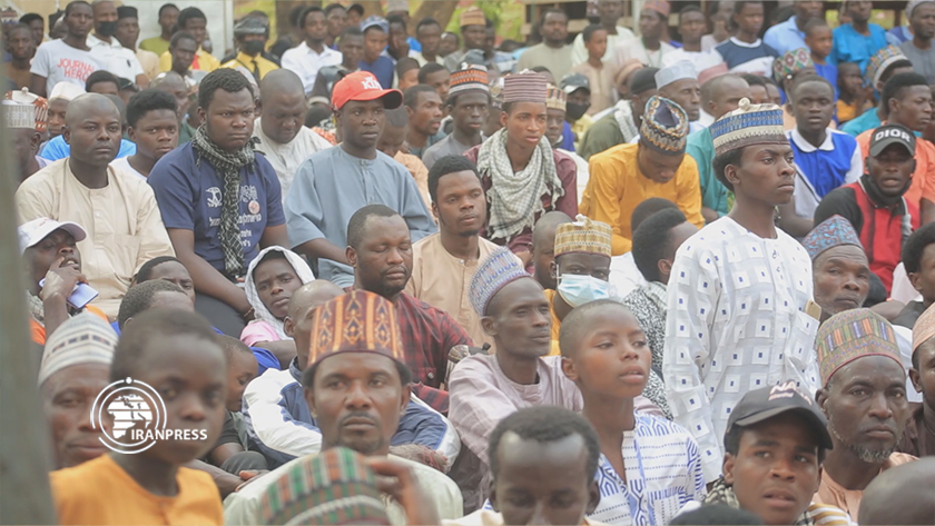Iranpress: Les musulmans nigérians célèbrent l