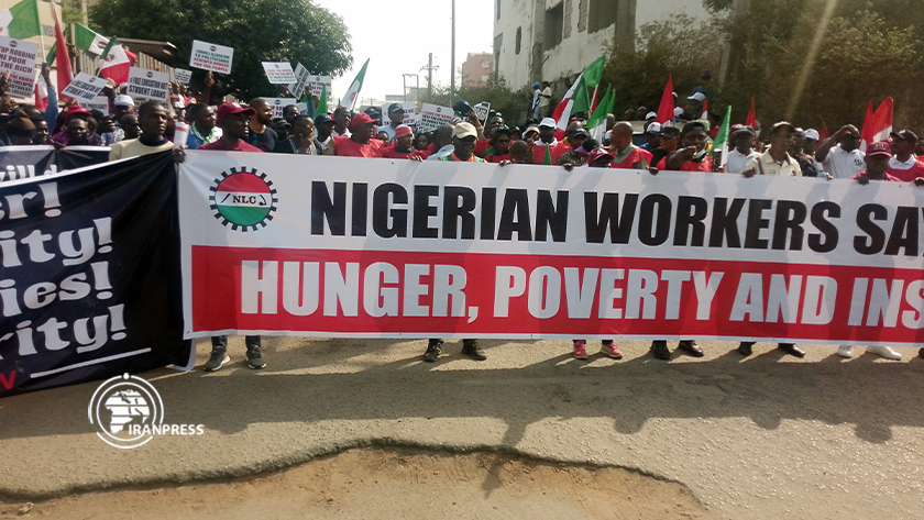 Iranpress: Les travailleurs nigérians protestent contre les difficultés et l