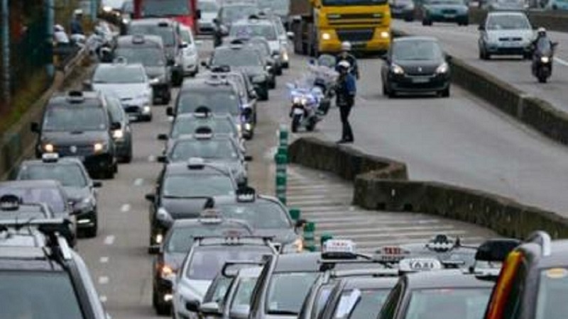 Iranpress: France : opérations escargot des taxis à Paris