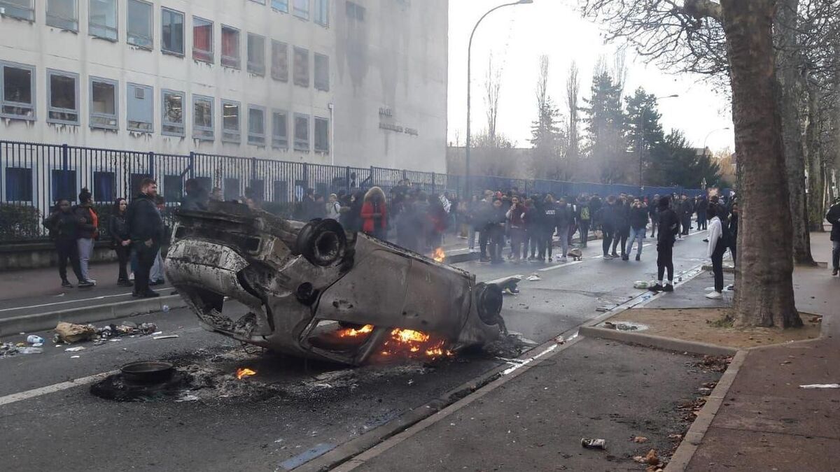 Iranpress: France : heurts entre la police et les manifestants devant un lycée de Cachan 