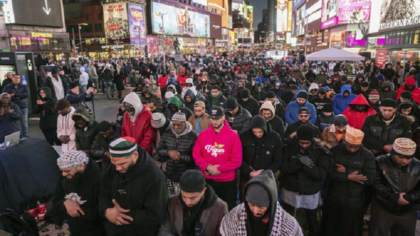 Iranpress: La prière des musulmans au square times à New York simultanément au début du Ramadan