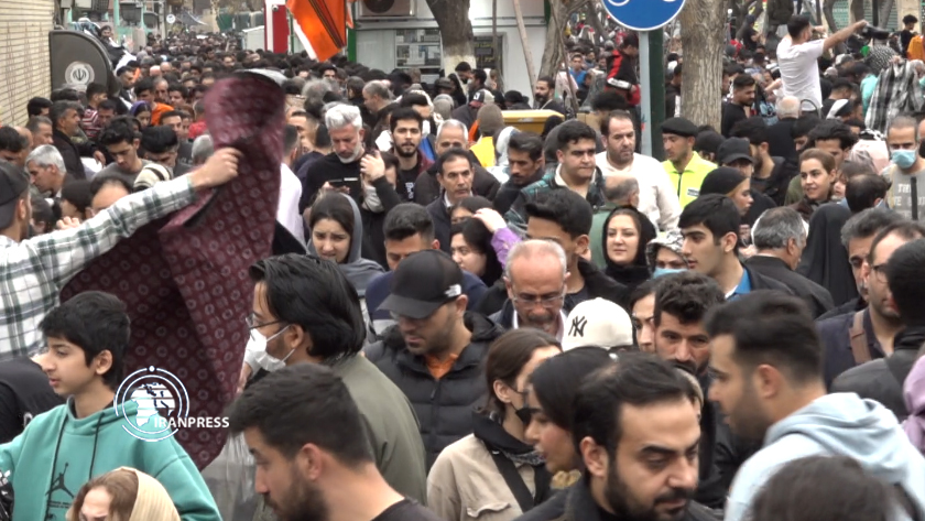 Iranpress: Des gens font du course dans le grand Bazar de Téhéran à l