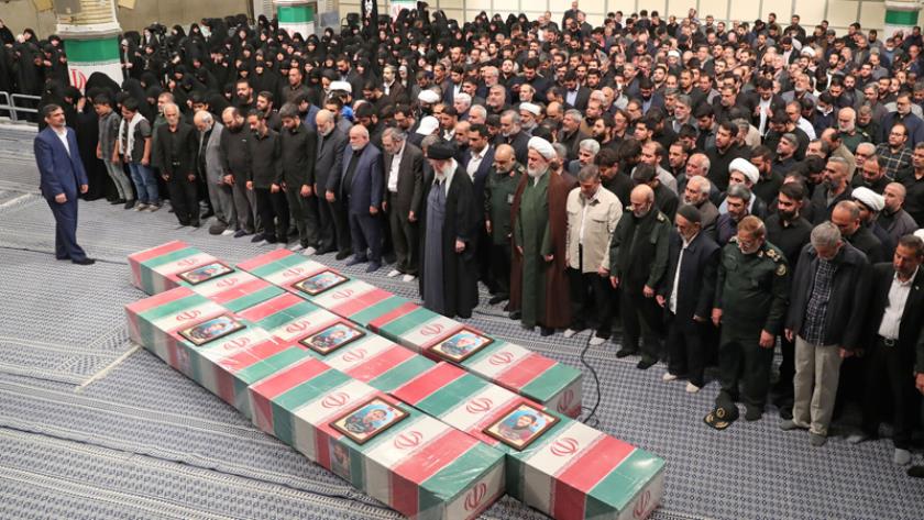Iranpress: Prières sur les corps des sept martyrs de la route Qods par le guide iranien