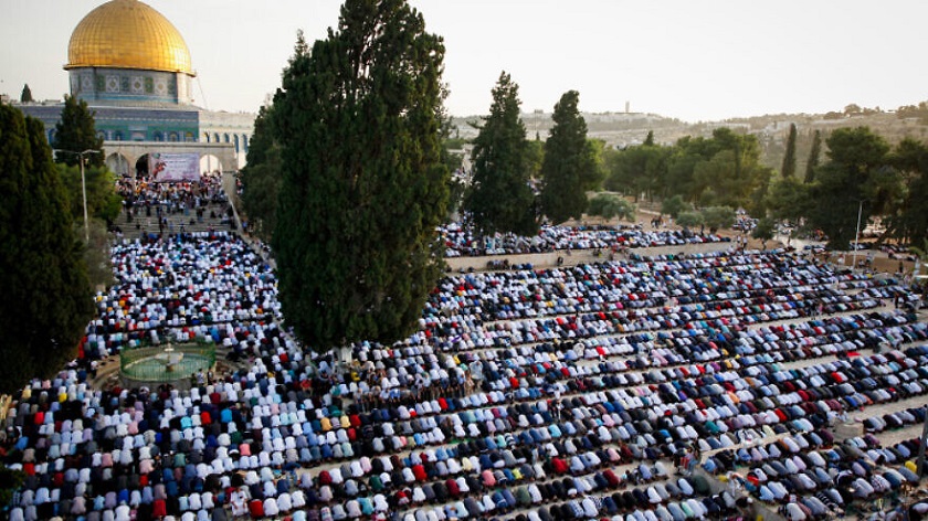 Iranpress: Des dizaines de milliers de palestiniens ont prié à la mosquée Al-Aqsa le vendredi