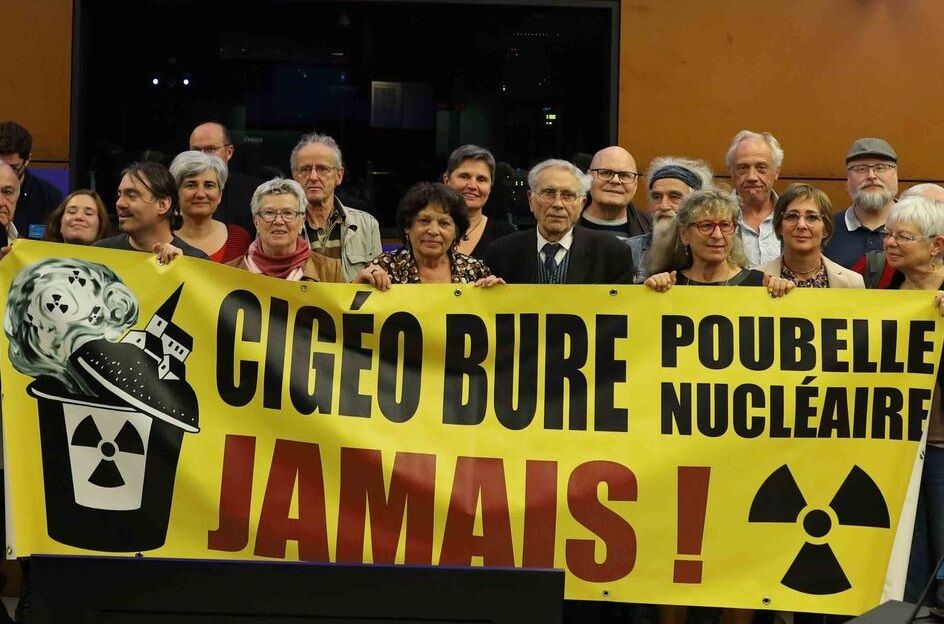 Iranpress:  Les activistes antinucléaires en lutte contre le régime Macronie