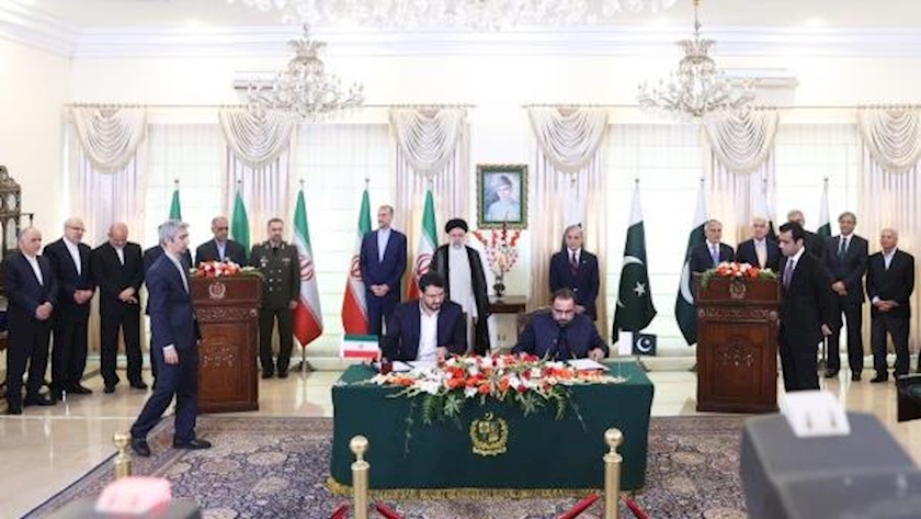 Iranpress: Iran et Pakistan signent 8 documents le premier jour de visite de Raïssi à Islamabad