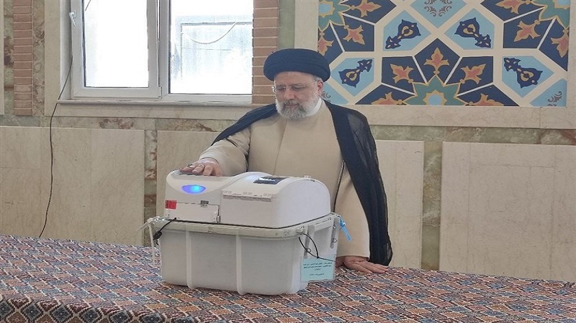 Iranpress: Le président iranien vote au second tour des élections législatives iraniennes