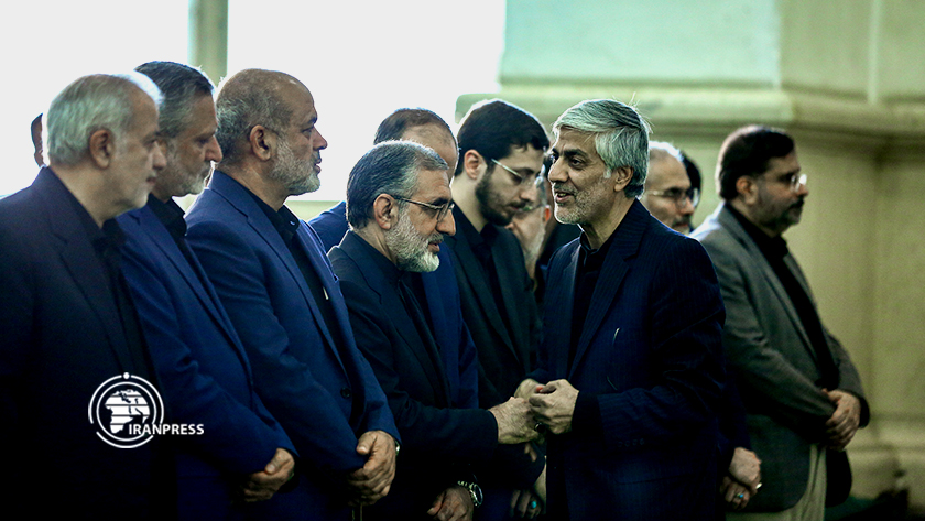Iranpress: La cérémonie du 40ème jour du martyr Raïssi avec la présence d