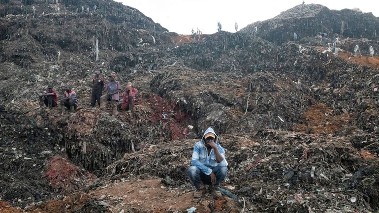 Iranpress: Le bilan monte à 18 morts, ensevelis sous des montagnes de déchets