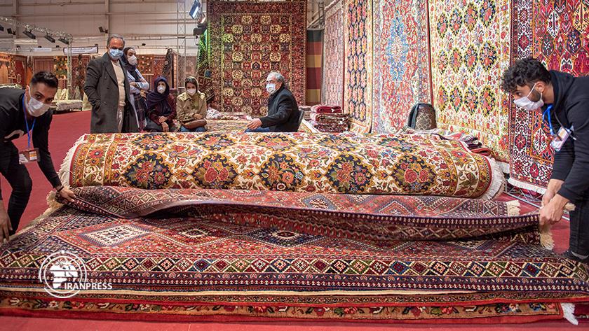 Iranpress: La 17ème exposition de tapis iraniens tissés à la main en cours à Shiraz,  en Iran