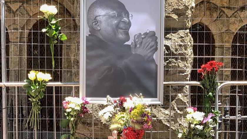 Iranpress: Des personnes en deuil en Afrique du Sud rendent hommage à Desmond Tutu