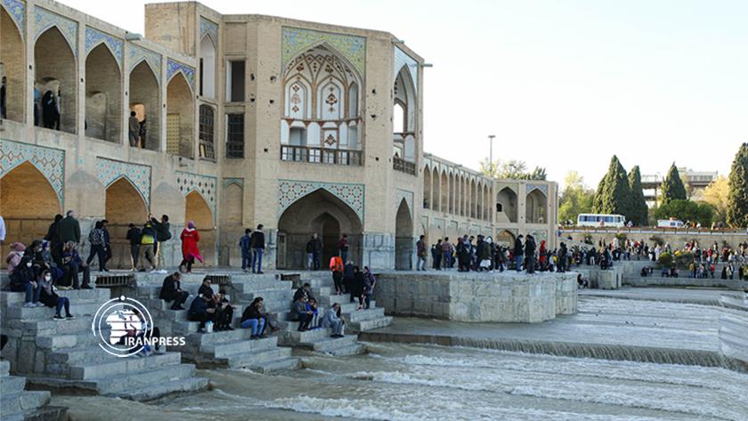 Iranpress: Moments heureux pour les touristes à côté de la rivière de Zayandeh Roud 
