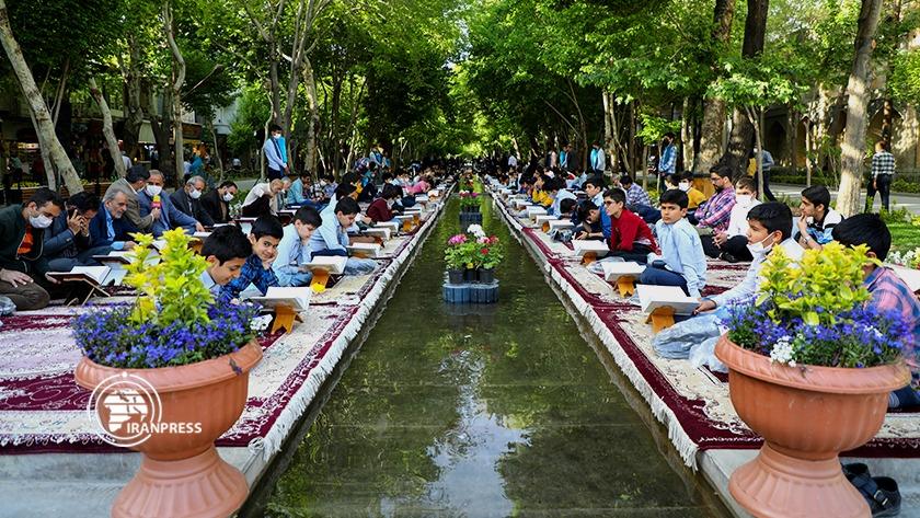 Iranpress: Des jeunes récitent le Coran ensemble