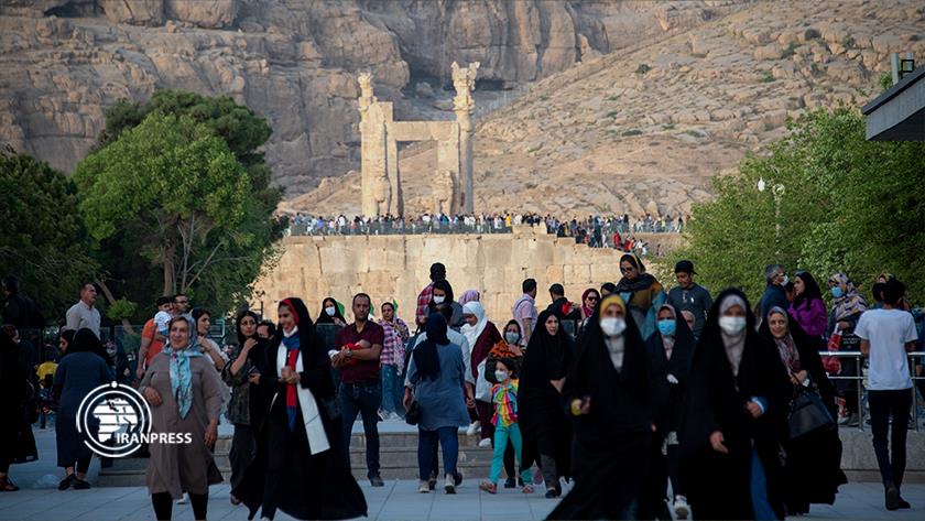 Iranpress: Présence de touristes à Persépolis, en Iran à la semaine de Shiraz