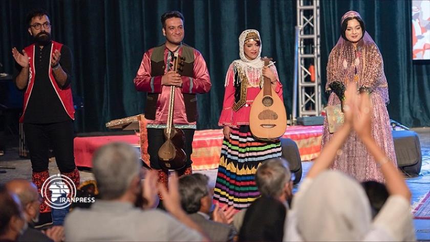Iranpress: Un groupe de musiciens locaux à Shiraz